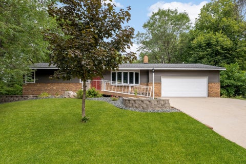 Homes For Rent - 11004 Oak Knoll Terrace<br/> Minnetonka, MN 55305