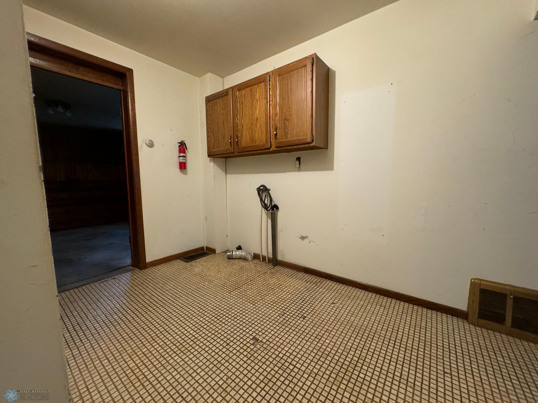 Valley City, North Dakota 58072, United States, 3 Bedrooms Bedrooms, ,2 BathroomsBathrooms,Residential,Pending,48444