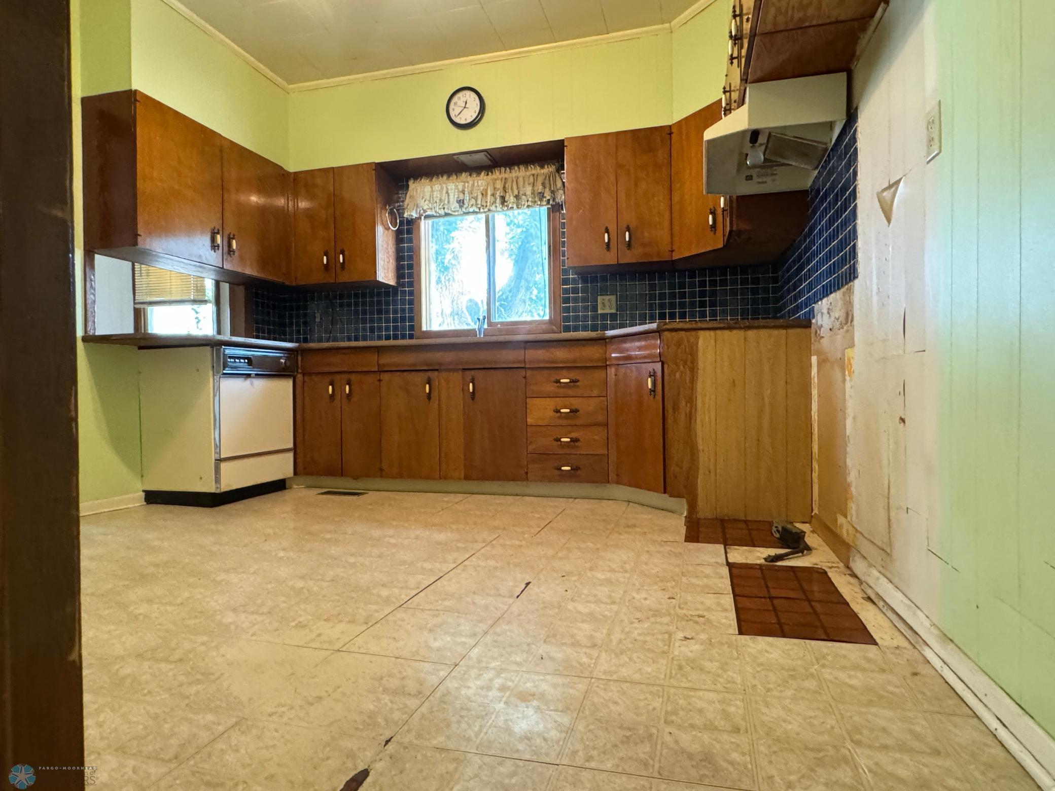 Valley City, North Dakota 58072, United States, 3 Bedrooms Bedrooms, ,2 BathroomsBathrooms,Residential,Pending,48444