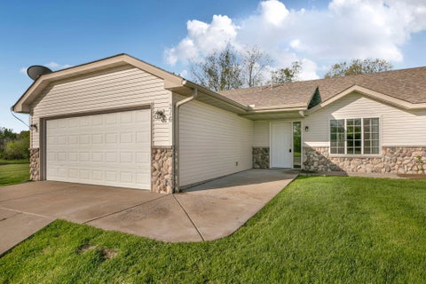 Townhouse For Sale - 216 Appaloosa Court<br/> Braham, MN 55006