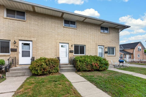 Townhouse For Sale - 226 Minnesota Street<br/> Shakopee, MN 55379