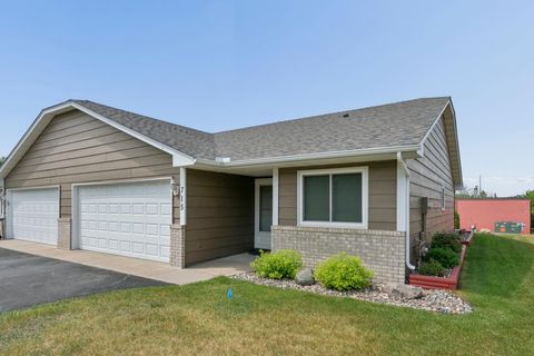 Townhouse For Sale - 715 Auburn Place<br/> Elk River, MN 55330