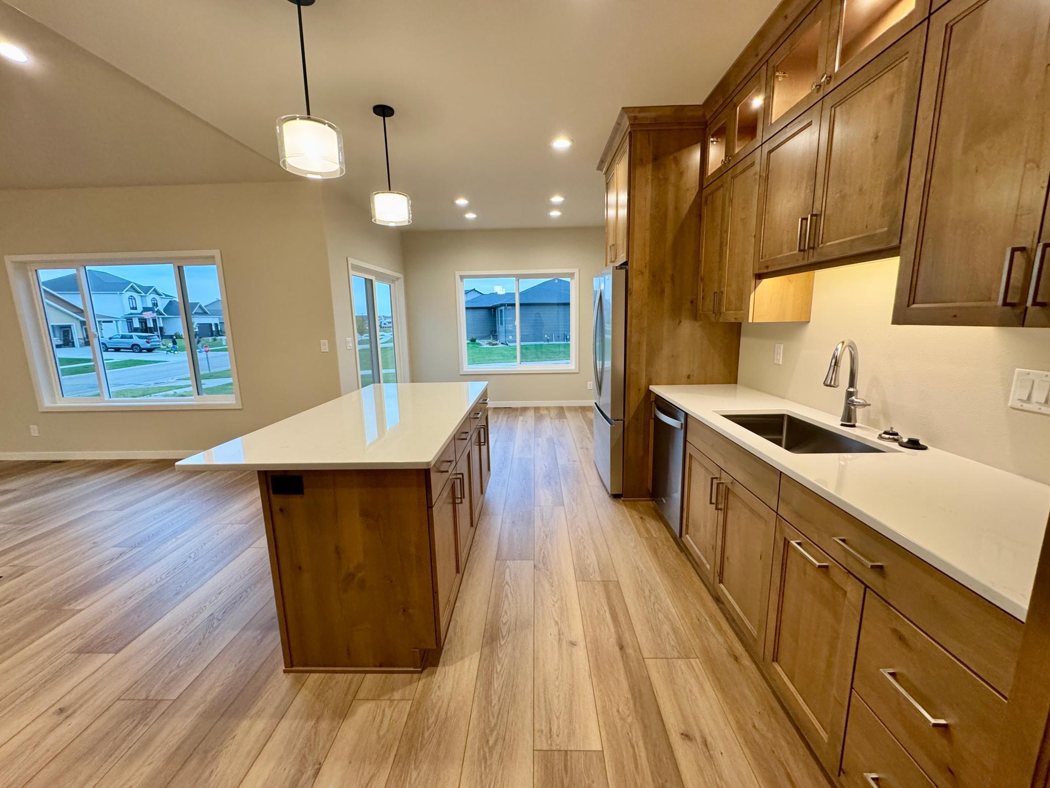 Fargo, North Dakota 58047, United States, 5 Bedrooms Bedrooms, ,3 BathroomsBathrooms,Residential,Pending,230400