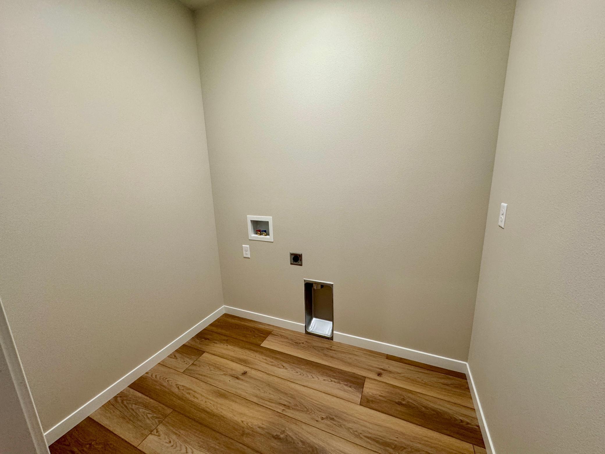 Fargo, North Dakota 58047, United States, 5 Bedrooms Bedrooms, ,3 BathroomsBathrooms,Residential,Pending,230400