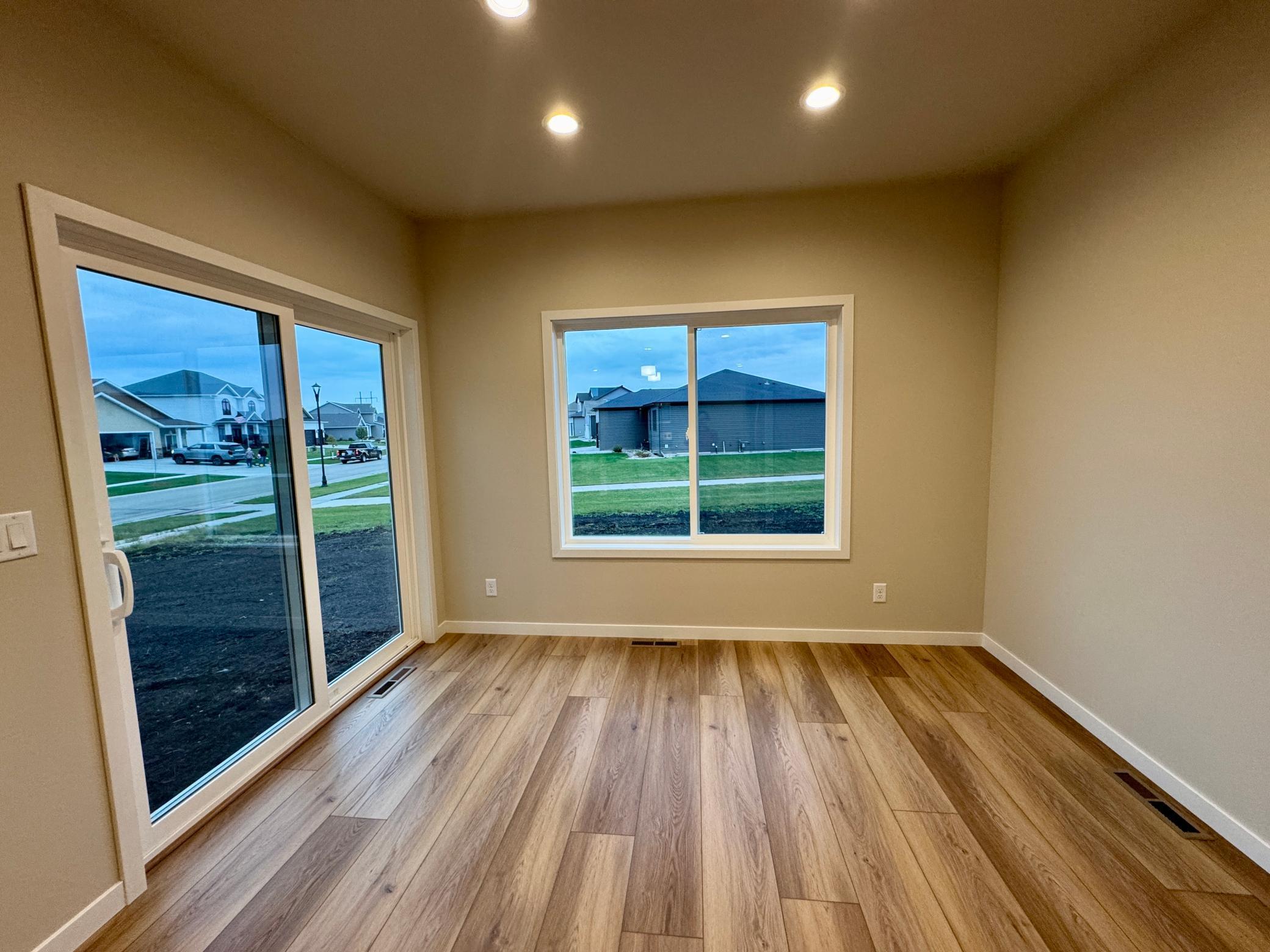 Fargo, North Dakota 58047, United States, 5 Bedrooms Bedrooms, ,3 BathroomsBathrooms,Residential,Pending,230400