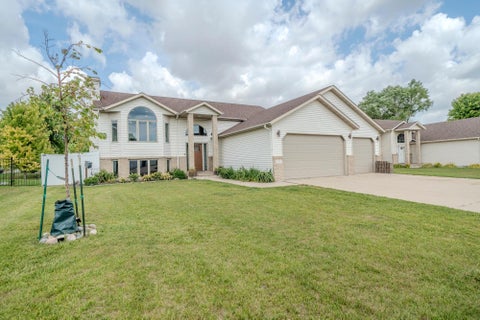 Homes For Sale - 2501 Parkview Drive<br/> Fargo, ND 58103