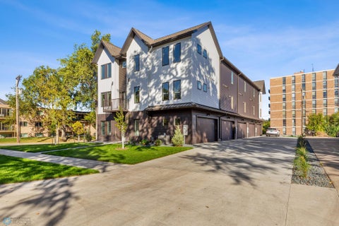 Townhouse For Sale - 502 8th Street<br/> Cass County, Fargo, ND 58103
