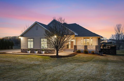 Homes For Sale - 10140 Deer Haven Court<br/> Scott County, Lakeville, MN 55044