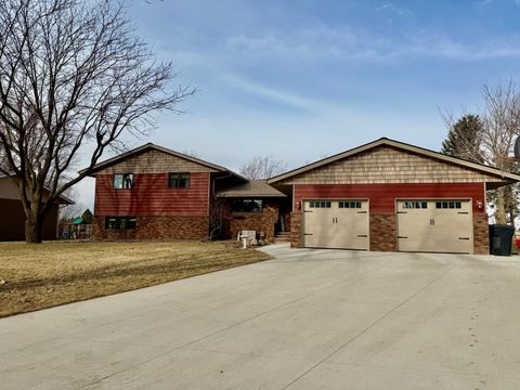 Homes For Sale - 1665 Oakwood Drive<br/> Nobles County, Worthington, MN 56187