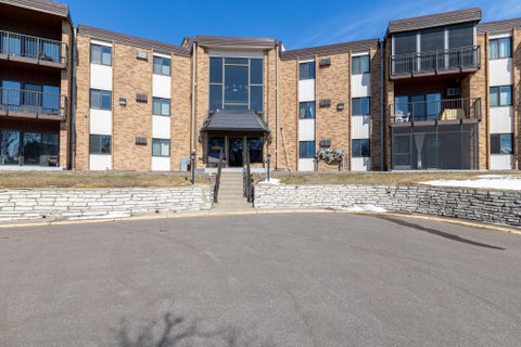 Condo For Sale - 2700 Oxford Street<br/> Saint Paul, MN 55113