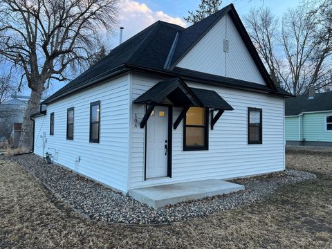Homes For Sale - 104 6th Avenue<br/> Ellendale, MN 56026