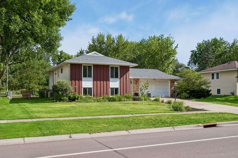 Homes For Sale - 880 Whitney Drive<br/> Saint Paul, MN 55124