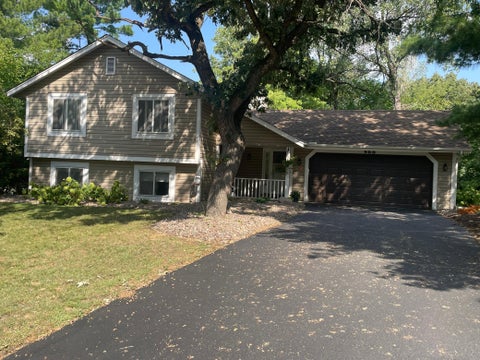Homes For Sale - 900 Lacota Lane<br/> Burnsville, MN 55337