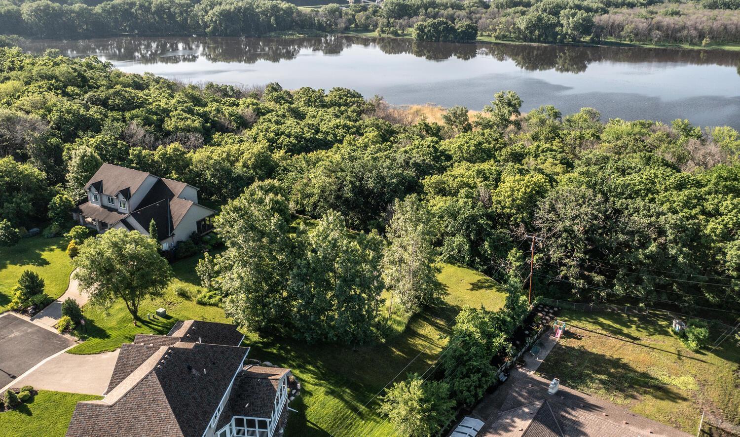 450x Overlook Drive, Minneapolis, Minnesota image 2