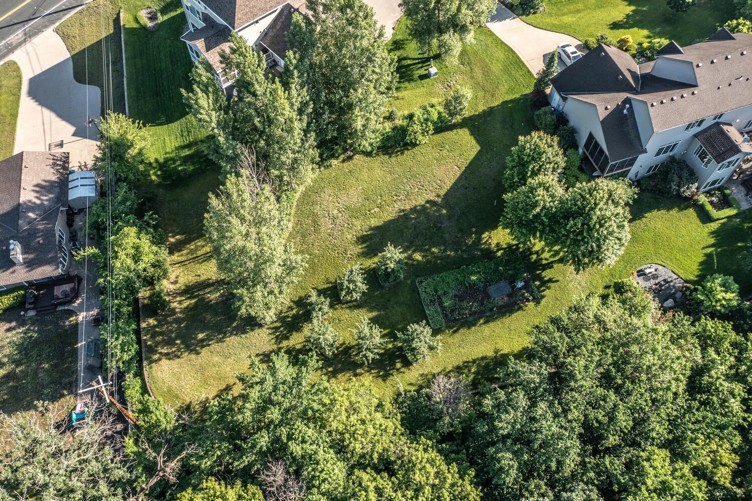 450x Overlook Drive, Minneapolis, Minnesota image 3