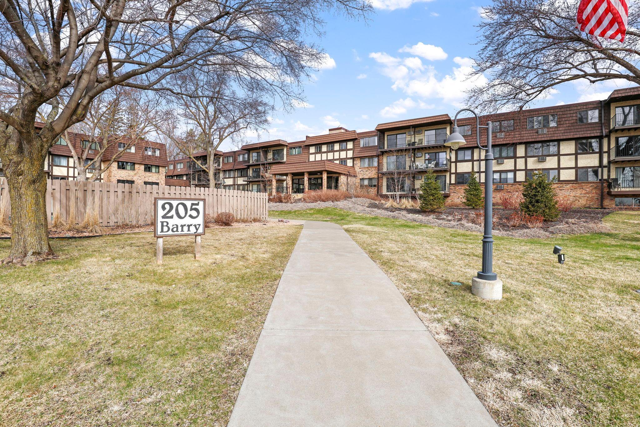 205 Barry Avenue #208, Wayzata, Minnesota image 4