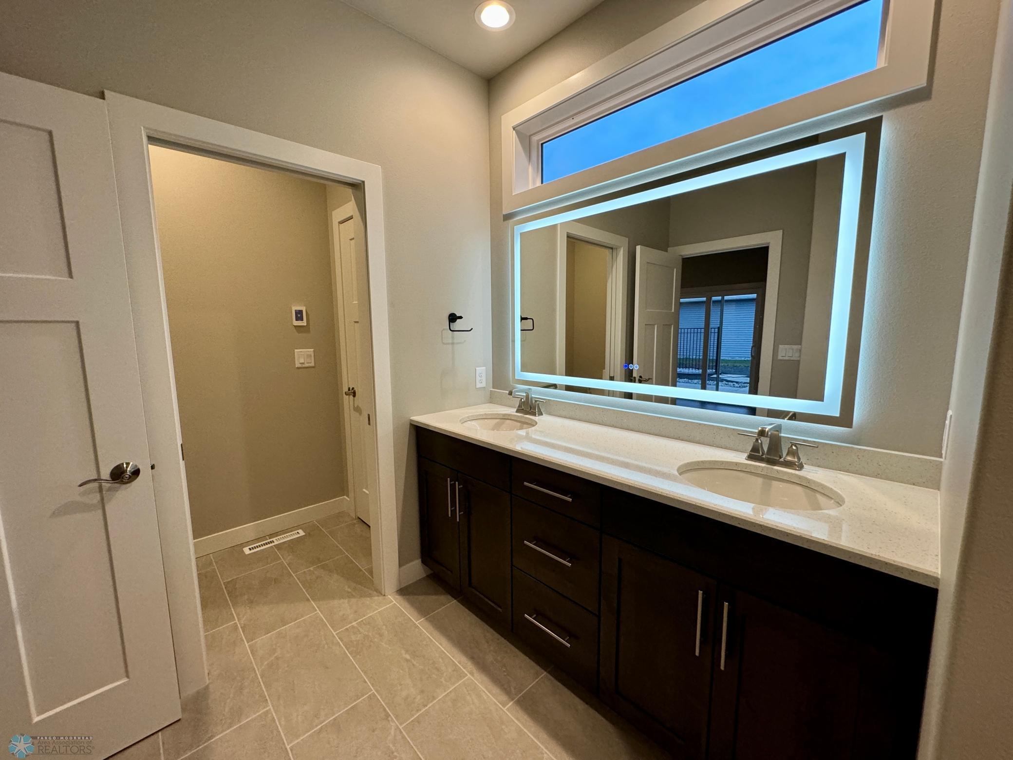 West Fargo, North Dakota 58078, United States, 2 Bedrooms Bedrooms, ,3 BathroomsBathrooms,Residential,Pending,36181