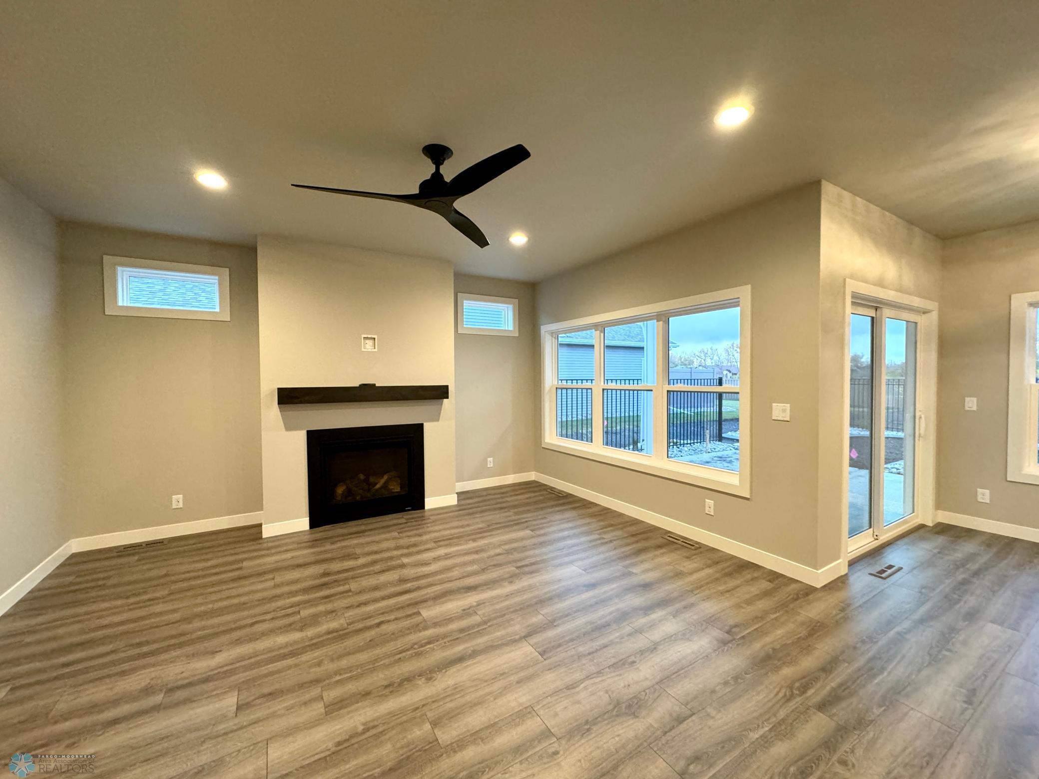 West Fargo, North Dakota 58078, United States, 2 Bedrooms Bedrooms, ,3 BathroomsBathrooms,Residential,Pending,36181