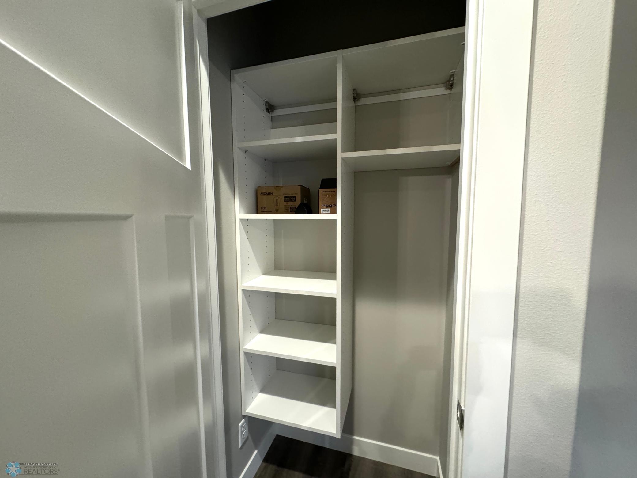 West Fargo, North Dakota 58078, United States, 2 Bedrooms Bedrooms, ,3 BathroomsBathrooms,Residential,Pending,36181