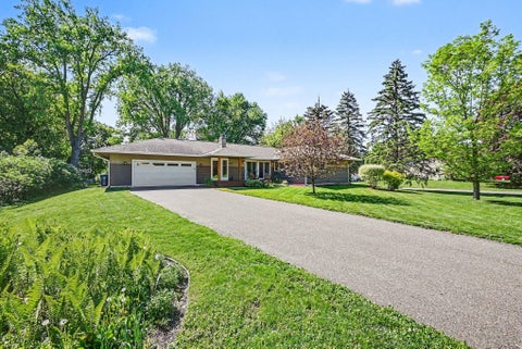 Homes For Sale - 400 Milbert Road<br/> Minnetonka, MN 55305