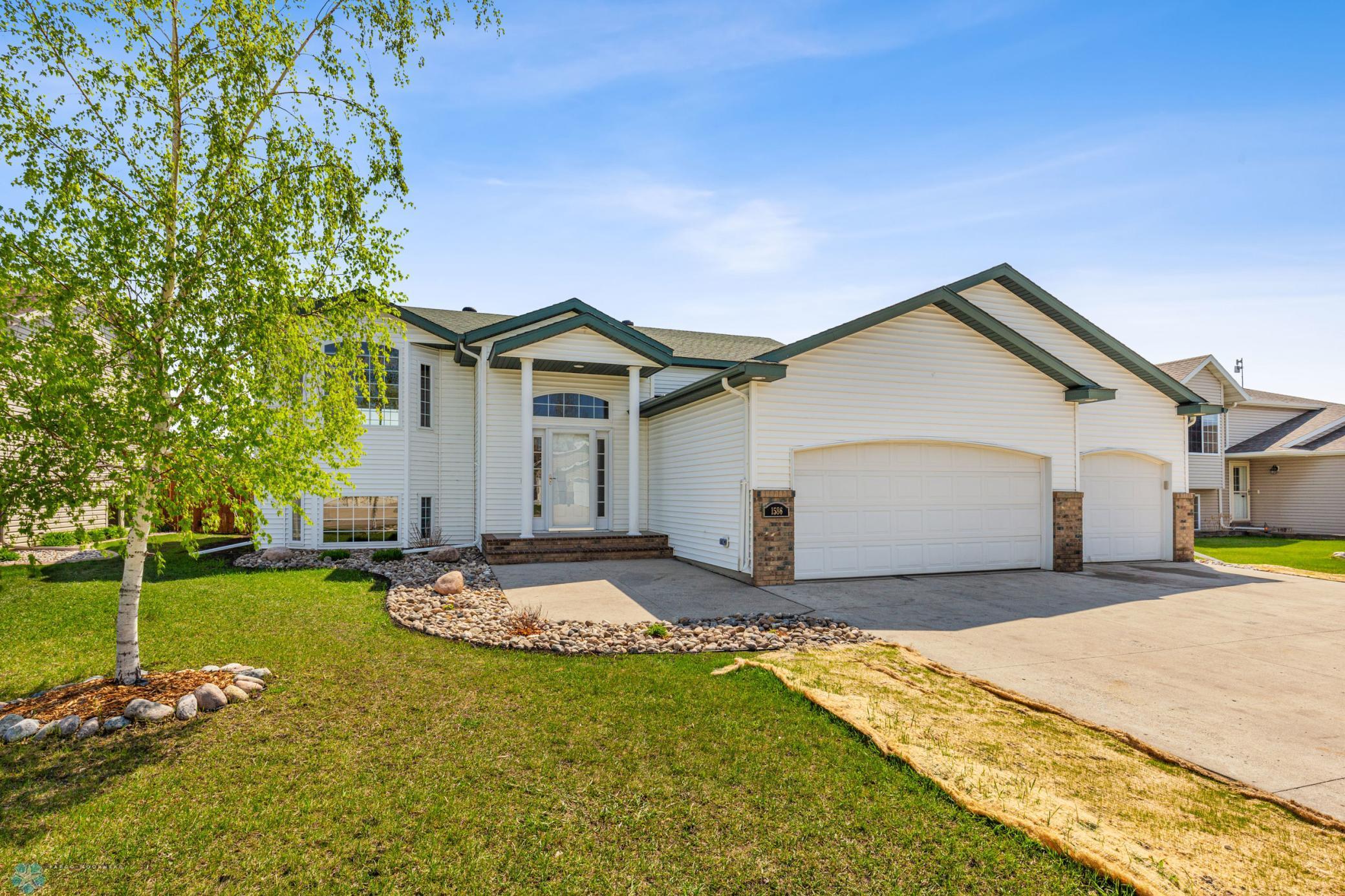 1586 Baywood Drive, West Fargo, North Dakota image 2