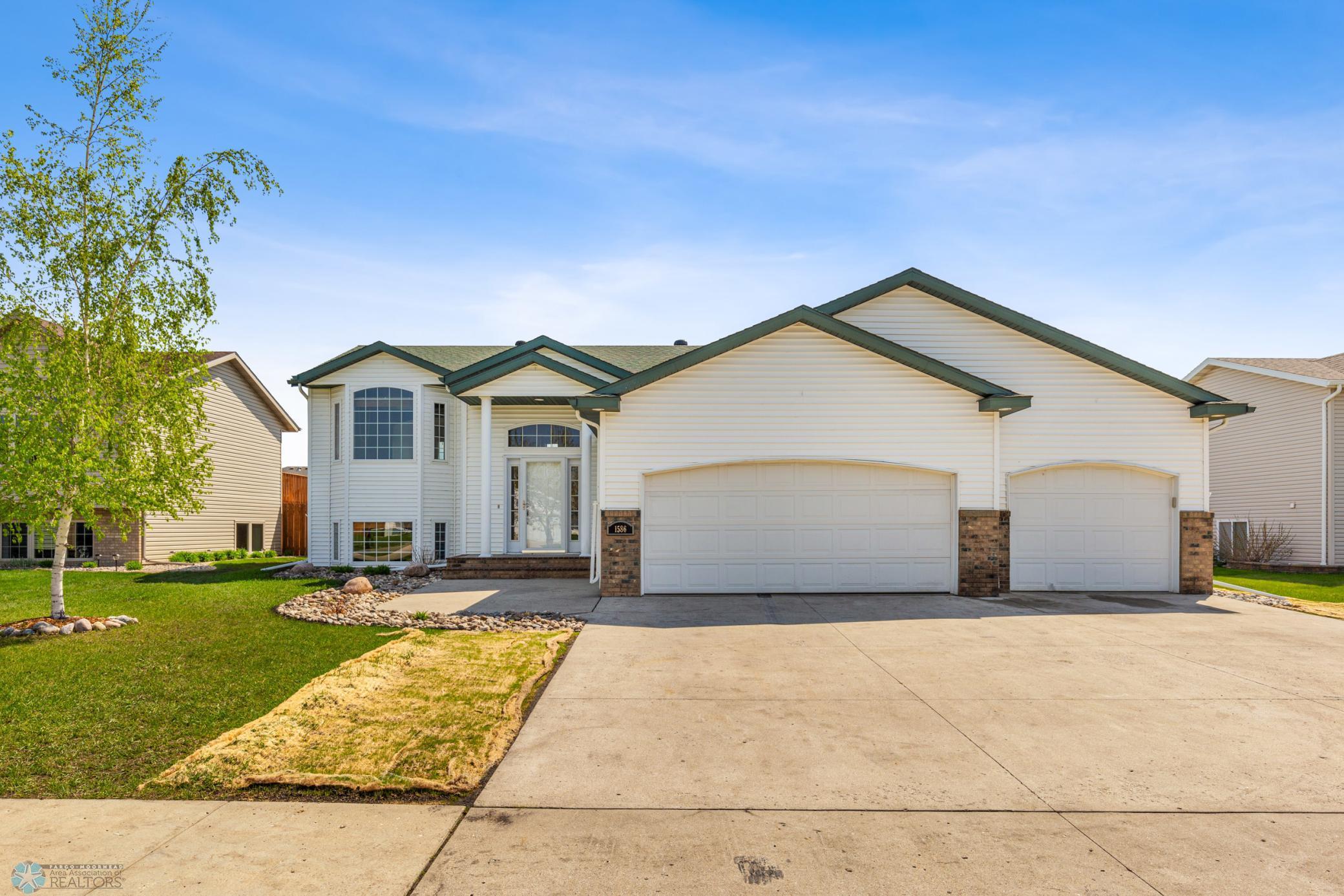 1586 Baywood Drive, West Fargo, North Dakota image 1