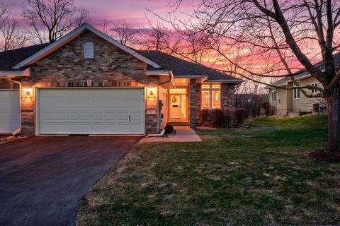 Townhouse For Sale - 5071 E Oak Point Drive<br/> Scott County, Prior Lake, MN 55372