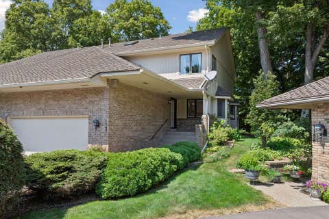 Townhouse For Sale - 1159 Hollybrook Drive<br/> Wayzata, MN 55391