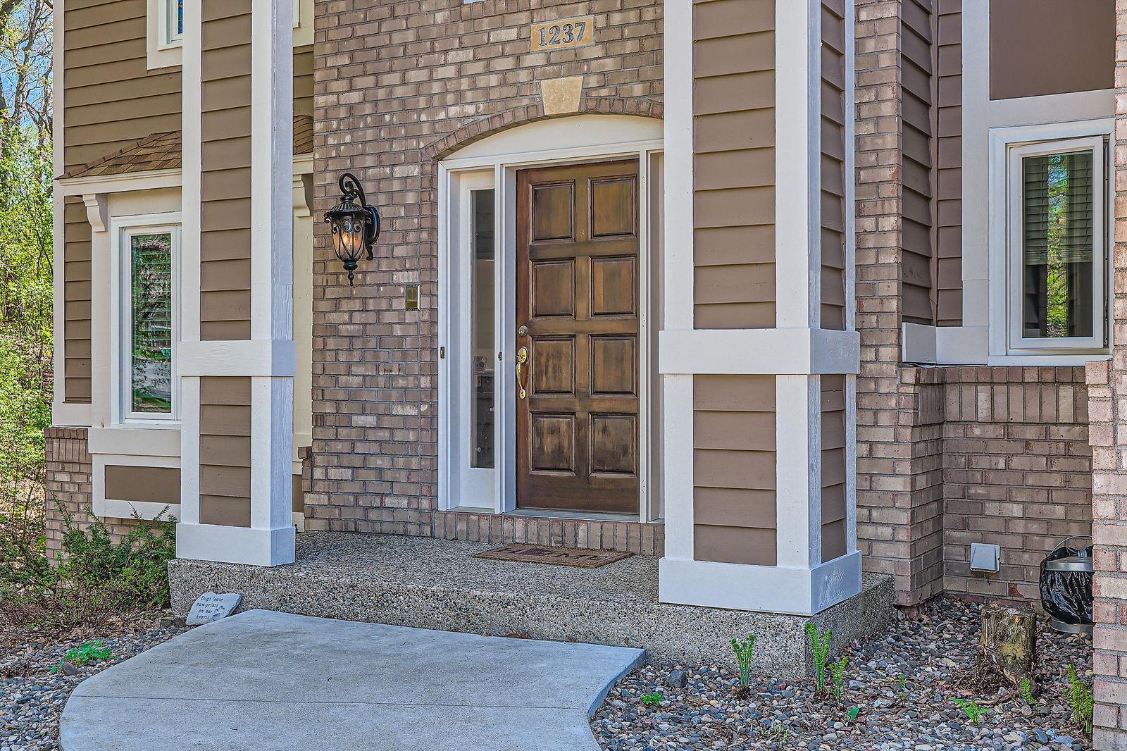 1237 Summit Oaks Drive, Burnsville, Minnesota image 3