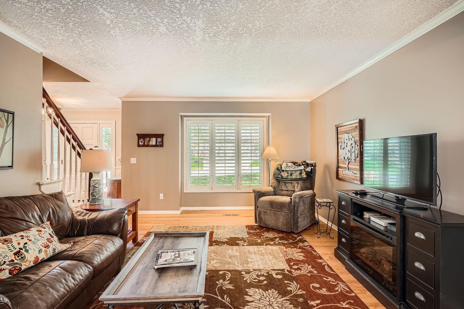 1237 Summit Oaks Drive, Burnsville, Minnesota image 4