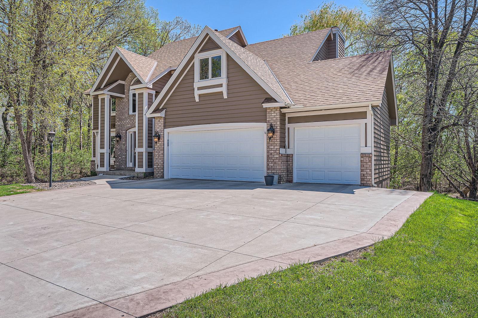 1237 Summit Oaks Drive, Burnsville, Minnesota image 2