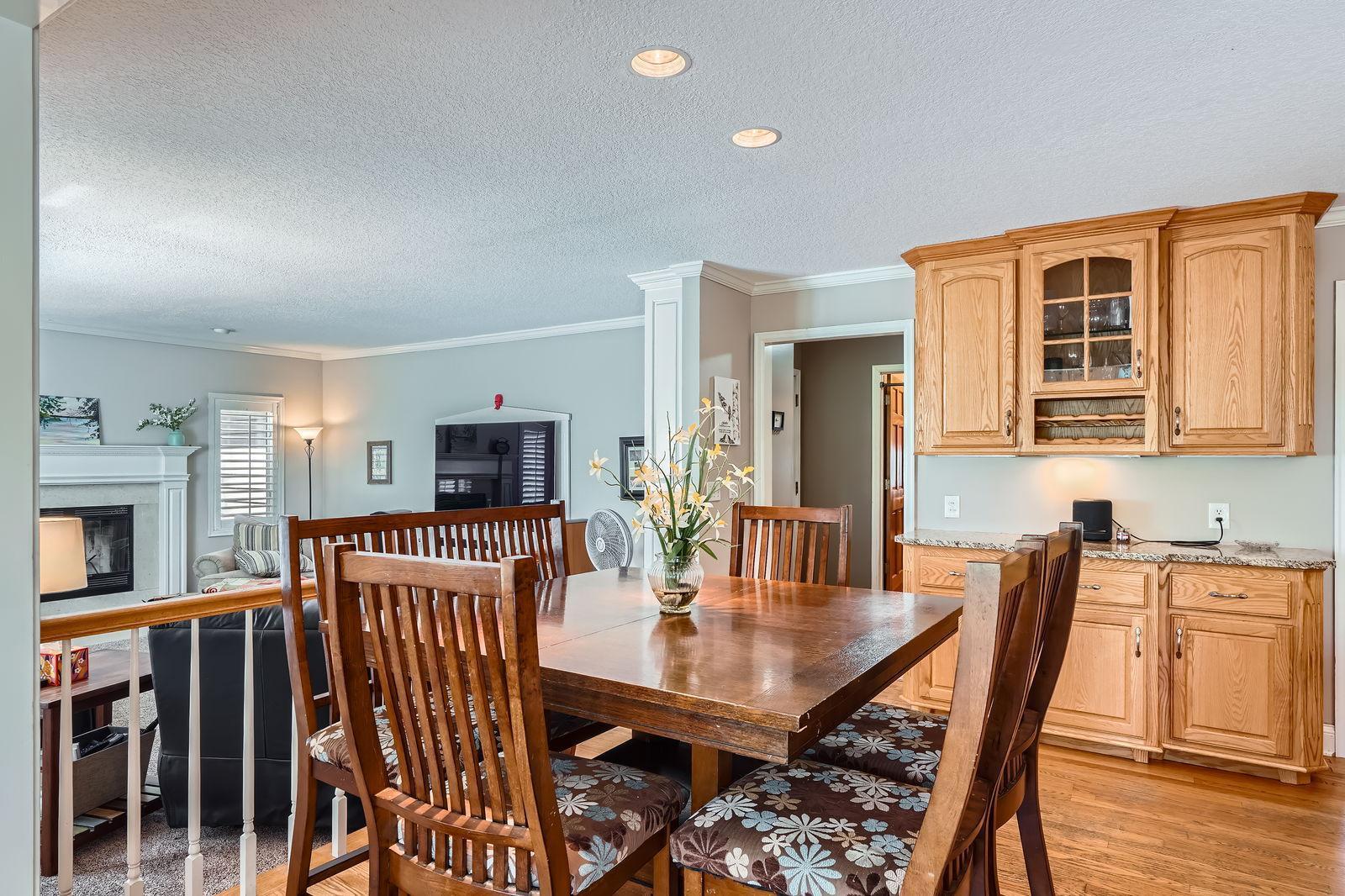 1237 Summit Oaks Drive, Burnsville, Minnesota image 8