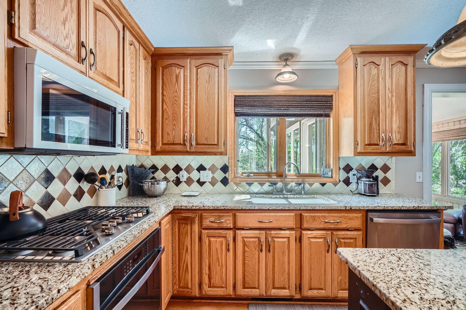 1237 Summit Oaks Drive, Burnsville, Minnesota image 7