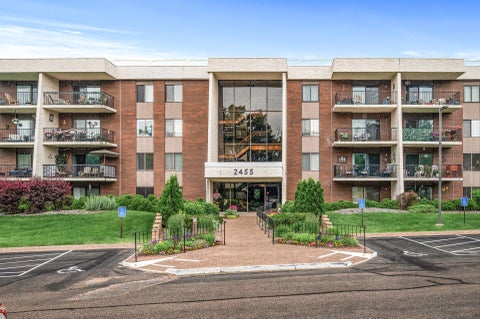 Condo For Sale - 2455 Londin Lane<br/> Maplewood, MN 55119