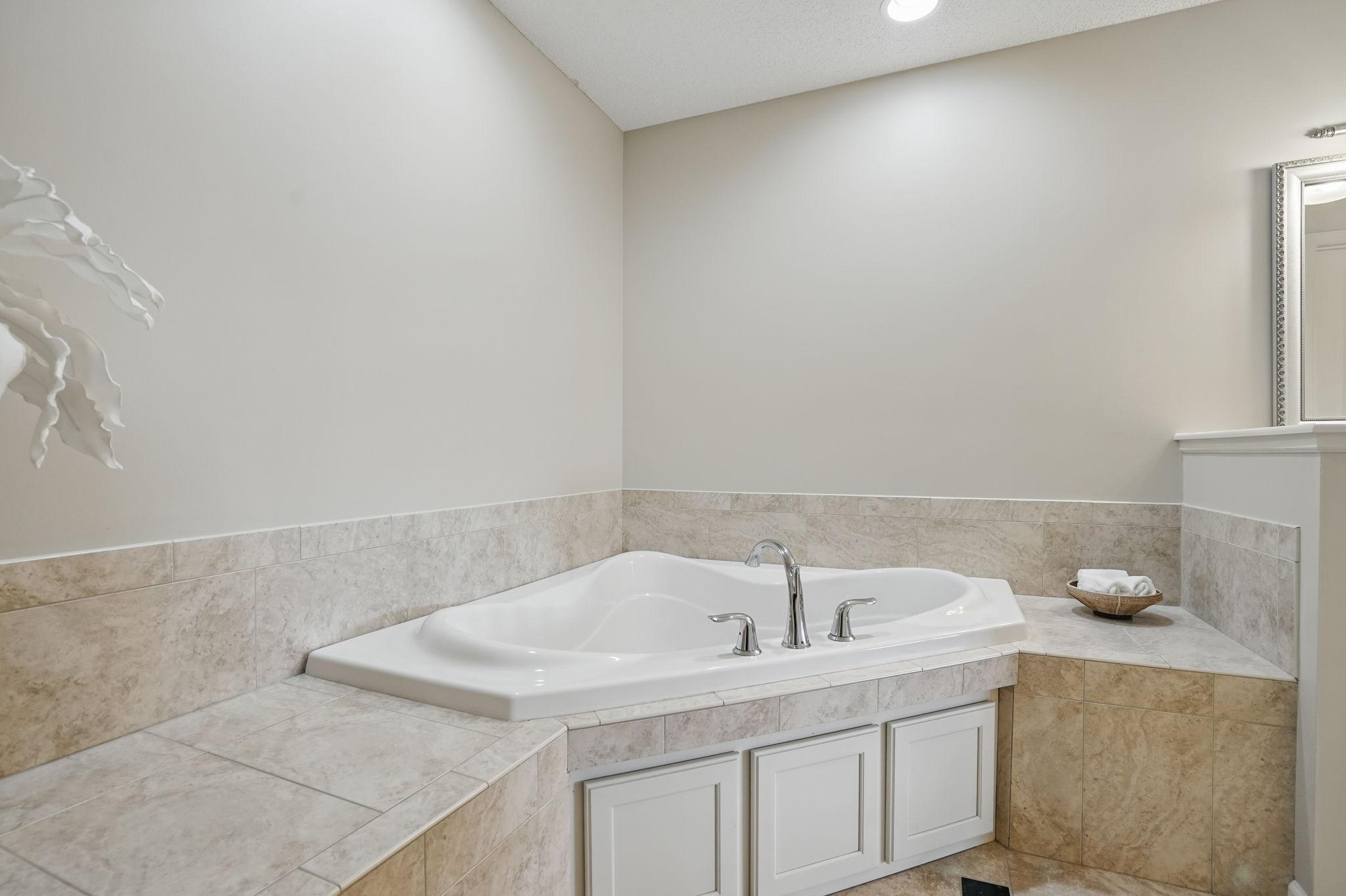 7035 Waterstone Lane, Woodbury, Minnesota image 27