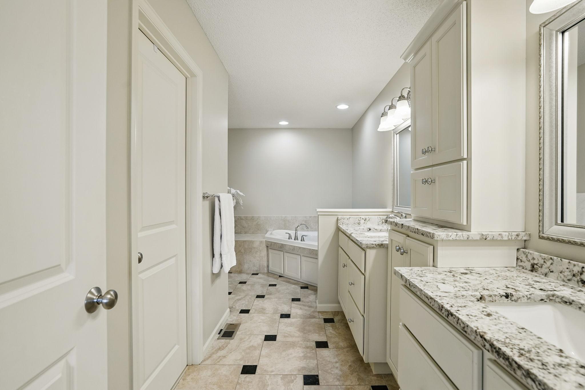 7035 Waterstone Lane, Woodbury, Minnesota image 25