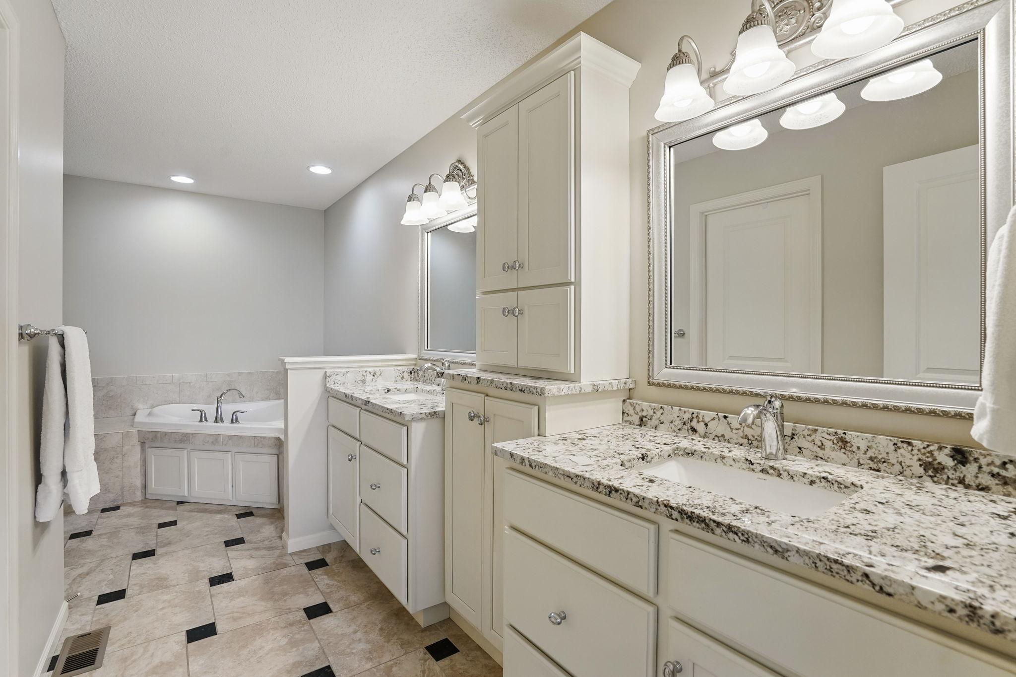 7035 Waterstone Lane, Woodbury, Minnesota image 24