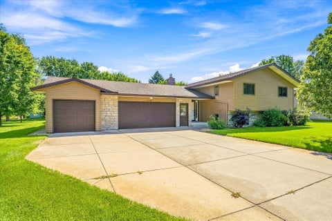 Homes For Sale - 1718 Hazelwood Circle<br/> Stearns County, Saint Cloud, MN 56303