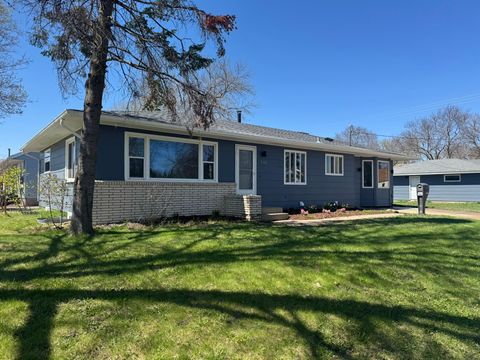 Homes For Sale - 540 E 2nd Street<br/> Waconia, MN 55387