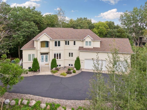Homes For Sale - 14831 Lac Lavon Drive<br/> Burnsville, MN 55306