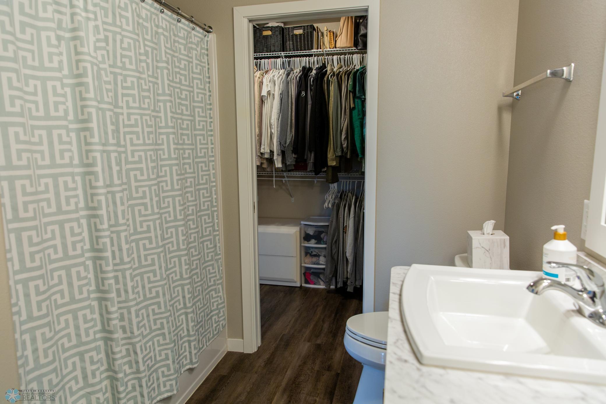 West Fargo, North Dakota 58078, United States, 3 Bedrooms Bedrooms, ,2 BathroomsBathrooms,Residential,Pending,47966