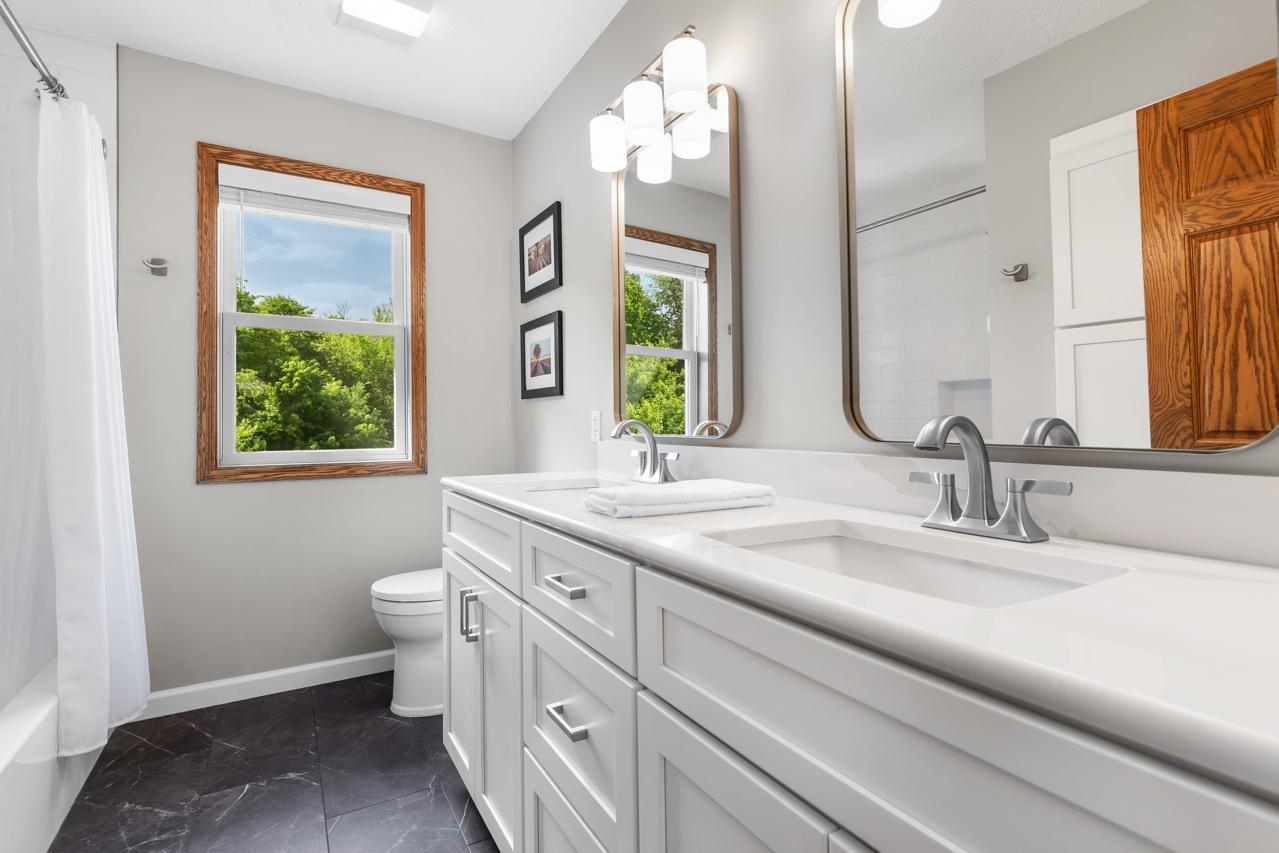 17090 New Market Drive, Eden Prairie, Minnesota image 13