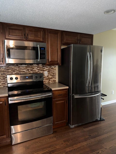 Townhouse For Sale - 7831 89th Avenue<br/> Hennepin County, Brooklyn Park, MN 55445