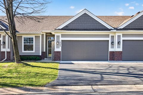 Townhouse For Sale - 1009 Victoria Greens Boulevard<br/> Victoria, MN 55386
