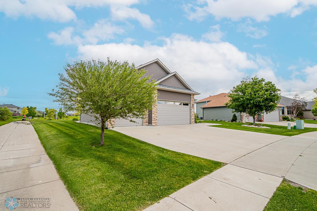 Moorhead, Minnesota 56560, United States, 4 Bedrooms Bedrooms, ,3 BathroomsBathrooms,Residential,Pending,55103