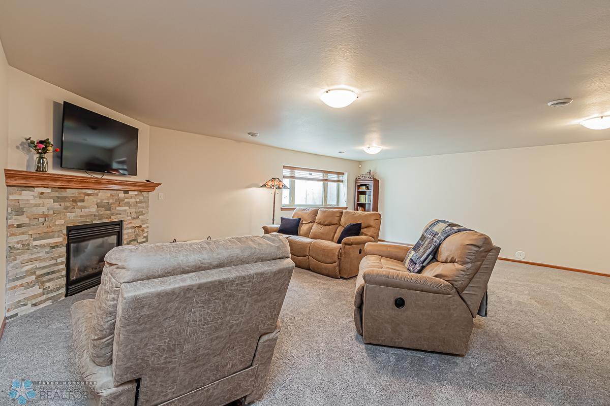 Moorhead, Minnesota 56560, United States, 4 Bedrooms Bedrooms, ,3 BathroomsBathrooms,Residential,Pending,55103