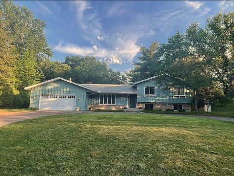 Homes For Sale - 17515 Bay Lane<br/> Wayzata, MN 55391