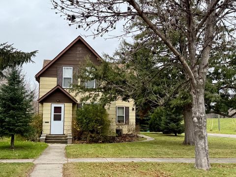 Homes For Sale - 221 N Minnesota Street<br/> Crookston, MN 56716
