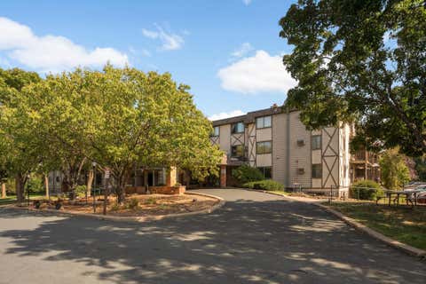 Condo For Sale - 1304 W Medicine Lake Drive<br/> Plymouth, MN 55441