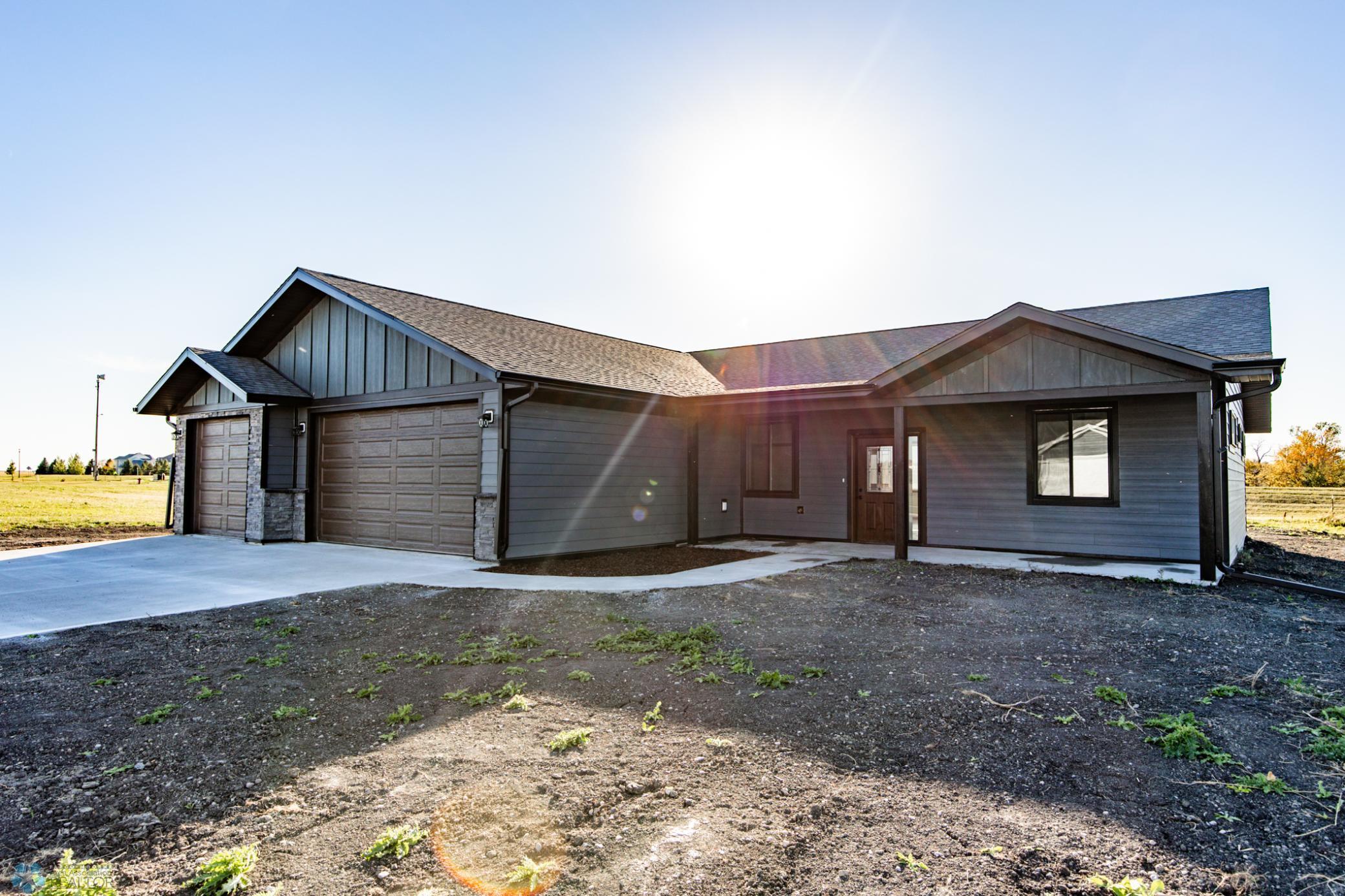 4712 Hampton Loop, Moorhead, Minnesota image 2